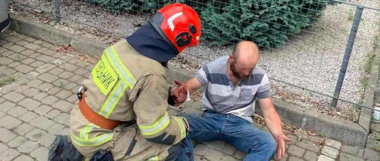 Надихався чадним димом: вогнеборці врятували чоловіка під час пожежі в Ужгороді