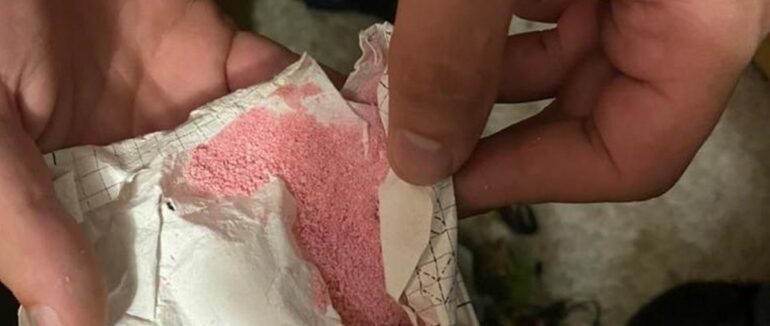 Затримали «на гарячому»: закарпатка продавала наркотики в під’їзді багатоповерхівки