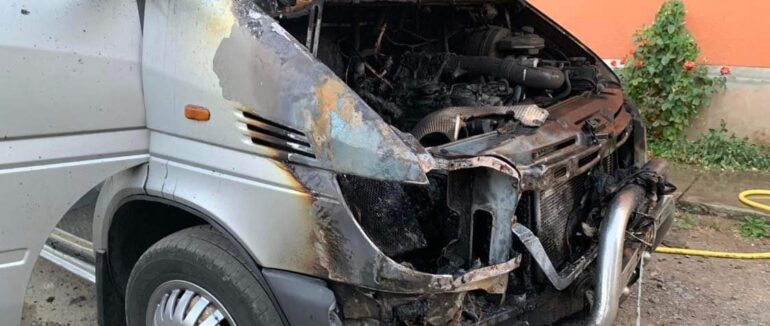 У Мукачеві у приватному домогосподарстві загорівся мікроавтобус