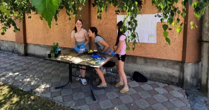 Мохіто для перемоги: у Сваляві підлітки продають прохолодний напій для допомоги бійцям