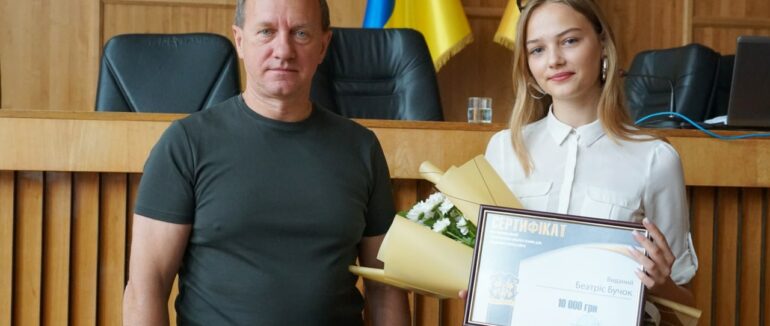 Трьом талановитим ужгородкам вручили премії міського голови