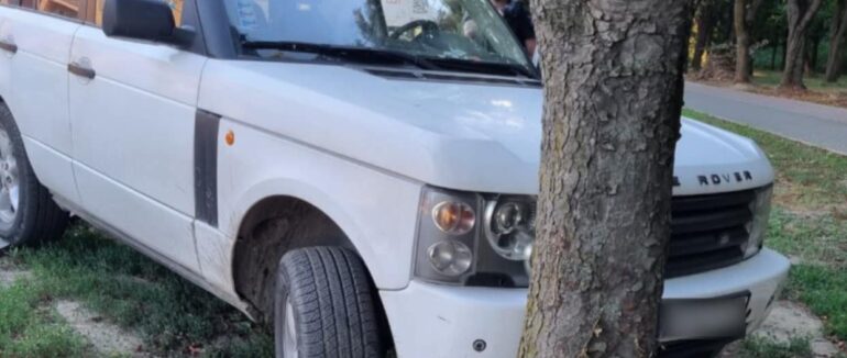 В Ужгороді Range Rover зішовхнувся із деревом