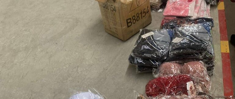 На кордоні з Угорщиною 47-річній водійці не дали незаконно ввезти в Україну велику партію одягу