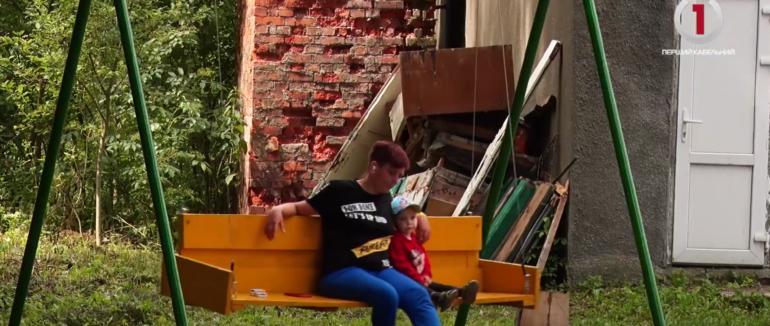 Живуть гуртом із початку війни: як приймають переселенців у Нижніх Воротах (ВІДЕО)