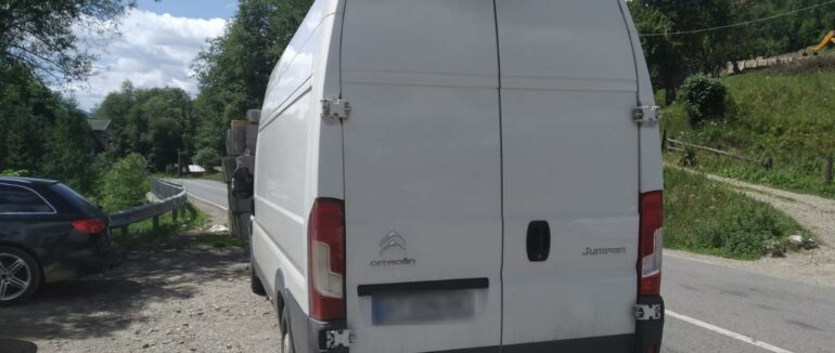 Безакцизні алкоголь та тютюн на суму близько 200 тисяч гривень виявили у мікроавтобусі при в’їзді у Закарпатську область