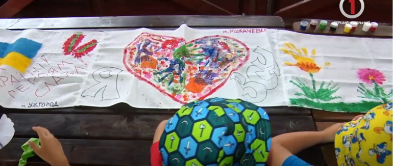 «Мобі – кемп «Арт – квест»: у Мукачеві дітки-переселенці розважалися у мобільному таборі (ВІДЕО)