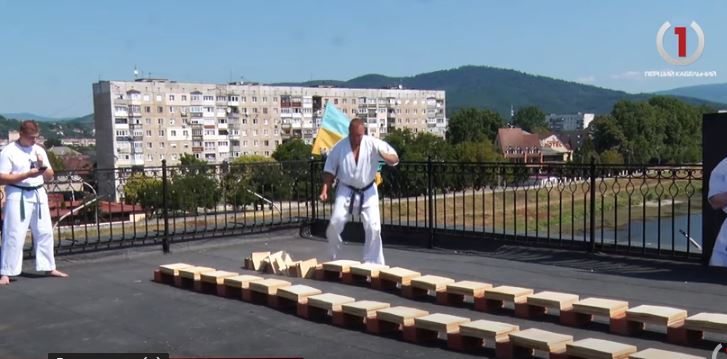 198 дошок за 60 секунд: мукачівець Ігор Капура встановив новий світовий рекорд (ВІДЕО)