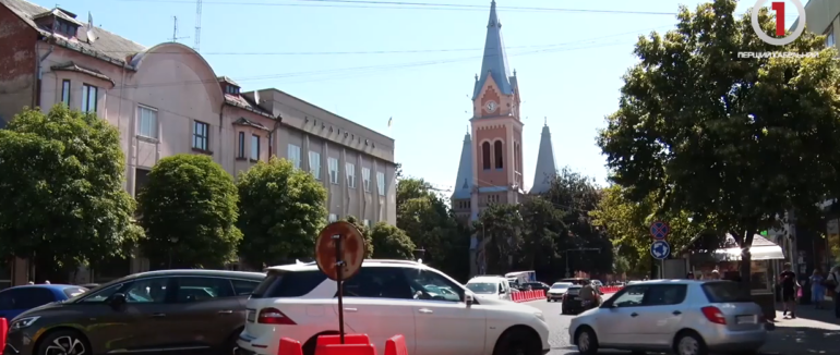 Паркуватися ніде: мукачівці нарікають на відсутність паркувальних місць (ВІДЕО)