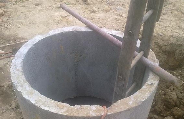 На Закарпатті двох людей засипало землею під час копання криниці