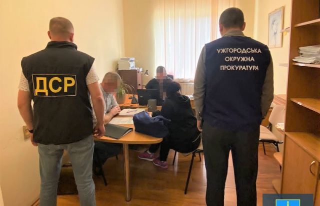 На Закарпатті підрядника та інженера з технагляду підозрюють у привласненні мільйона на ремонті дороги