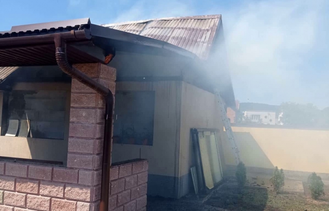 За добу на Закарпатті двічі горіли надвірні дровітні