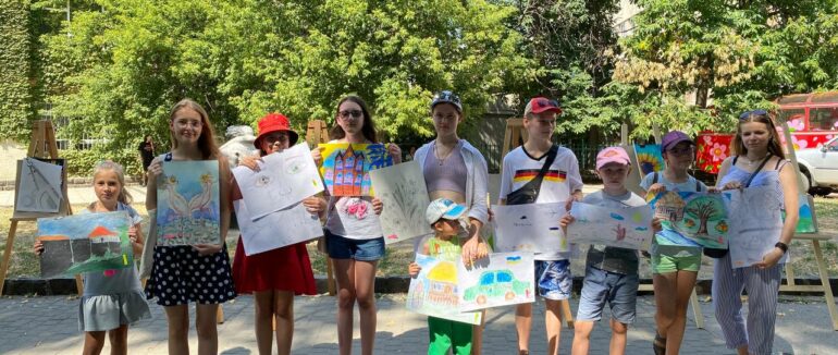 «За 5 хвилин до перемоги»: виставка дитячих малюнків в Ужгороді