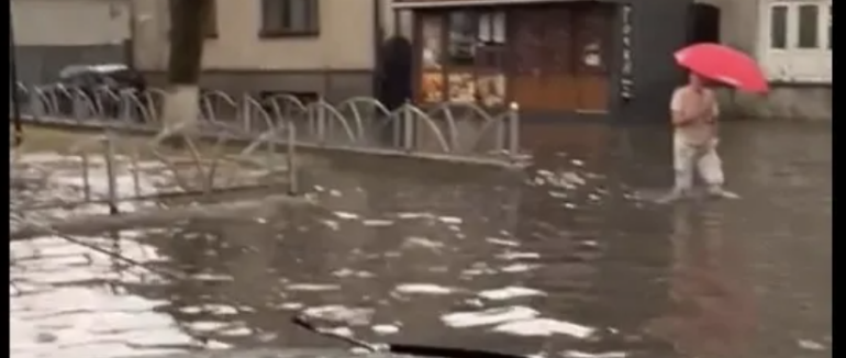 Води по коліно: у Хусті після зливи затопило вулицю