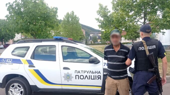 Грабіж серед білого дня: у Мукачеві злодій поцупив у перехожого готівку