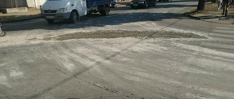 В Ужгороді водій вантажівки сплатить штраф за розлитий на дорозі бетон