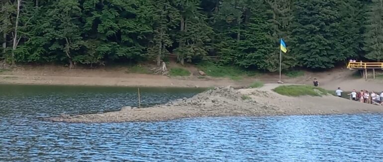 Через спеку рекордно зміліло високогірне озеро Синевир на Закарпатті