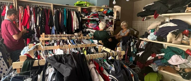 “Гуманітарна шафа”: в Ужгороді діє волонтерська крамничка для переселенців