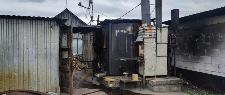 Приміщення у вогні: на Ужгородщині пожежники рятували деревообробне підприємство