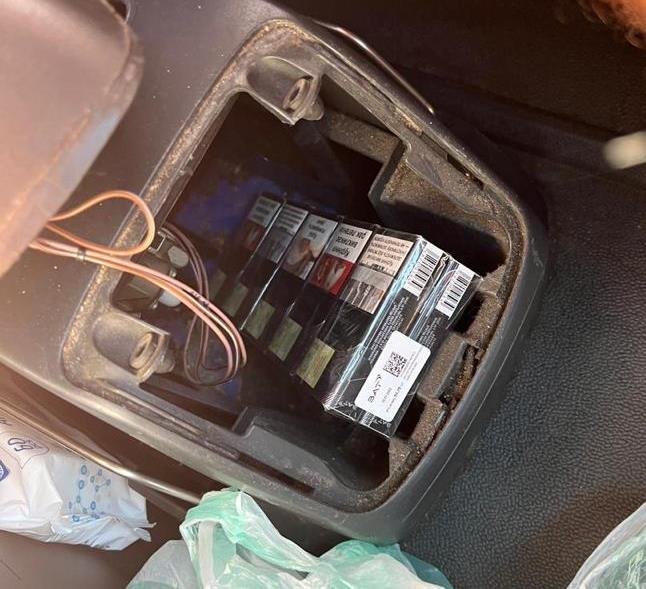 197 пачок сигарет: закарпатські митники виявили схованку у вантажівці