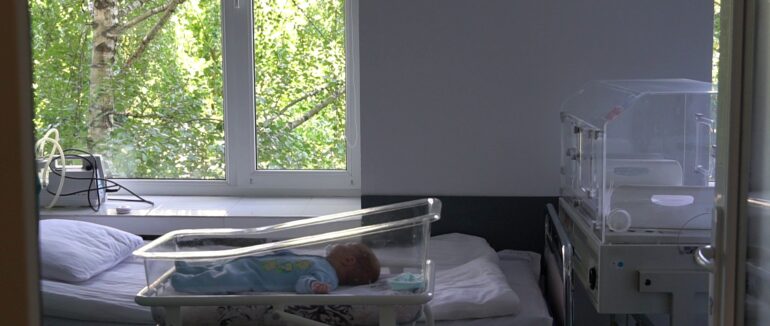 Малюка, якого покинули в пологовому будинку Мукачева, взяли під опіку