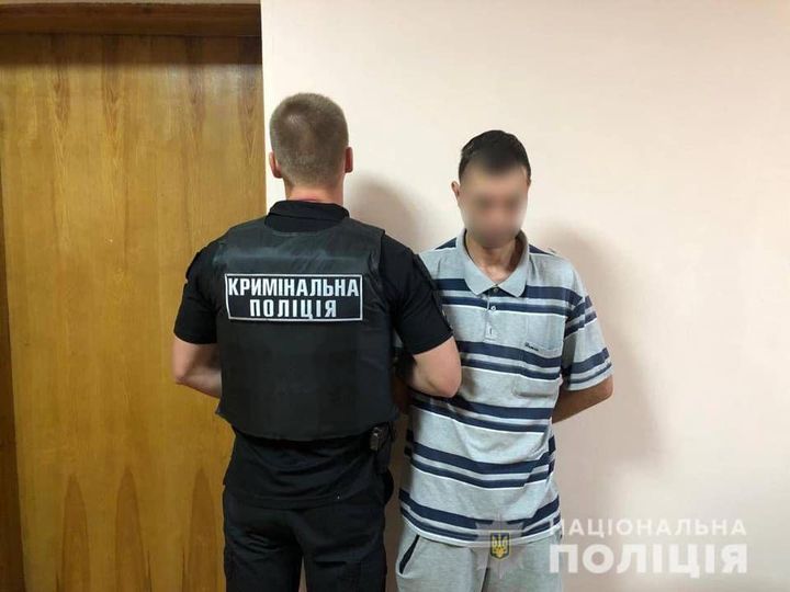 Поліцейські Закарпаття викрили шахрая, який виманив у пенсіонерки понад 70 тисяч гривень