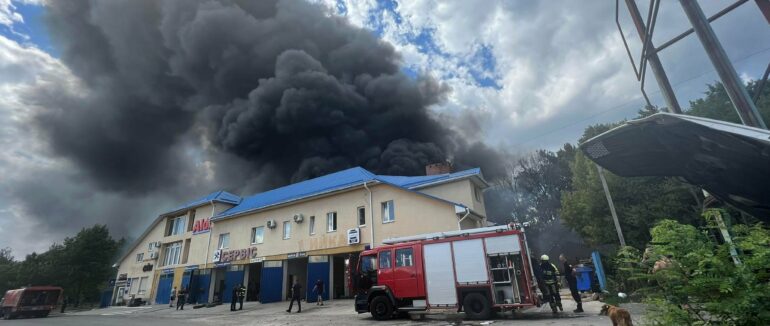 Стовпи диму видніються по всьому місту: у Мукачеві трапилася масштабна пожежа (ФОТО, ВІДЕО)
