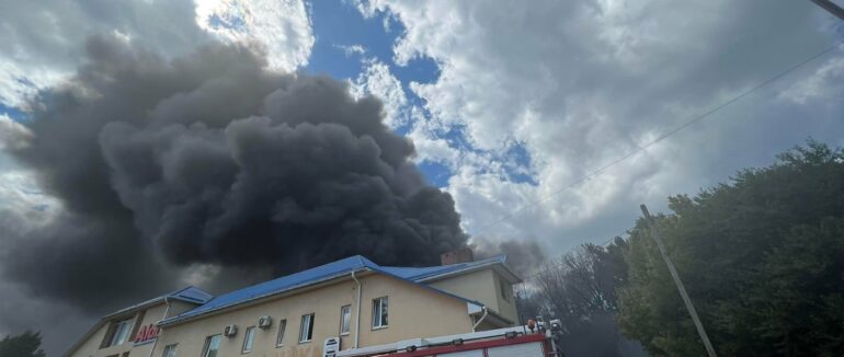 Масштабне займання автосервісу: деталі займання в Мукачеві та пряме включення із місця події