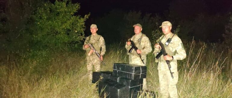 Закарпатські контрабандисти намагалися переправити річкою Тиса 14 ящиків сигарет до Угорщини
