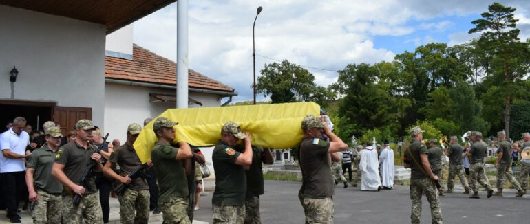 В Берегові попрощалися із полеглим на війні Іваном Рошинцем
