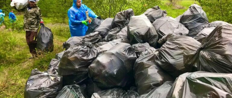 Більш ніж 200 українців прибрали від сміття Вільшанське водосховище