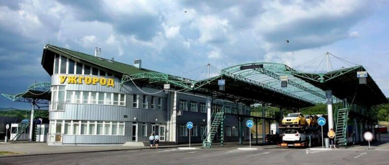 Закарпатські митники упередили різні схеми ділків на сотні мільйонів гривень