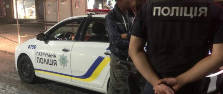 У Мукачеві виявили чоловіка, який мав із собою речовини, схожі на наркотичні