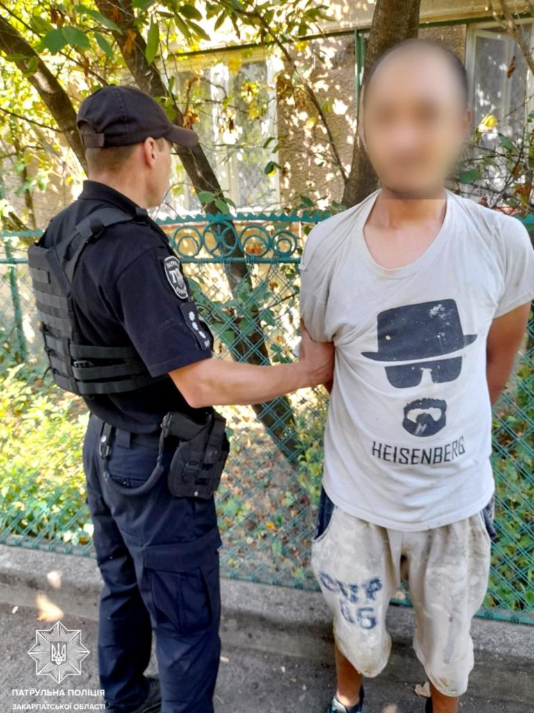 В Ужгороді на вулиці у чоловіка виявили наркотики