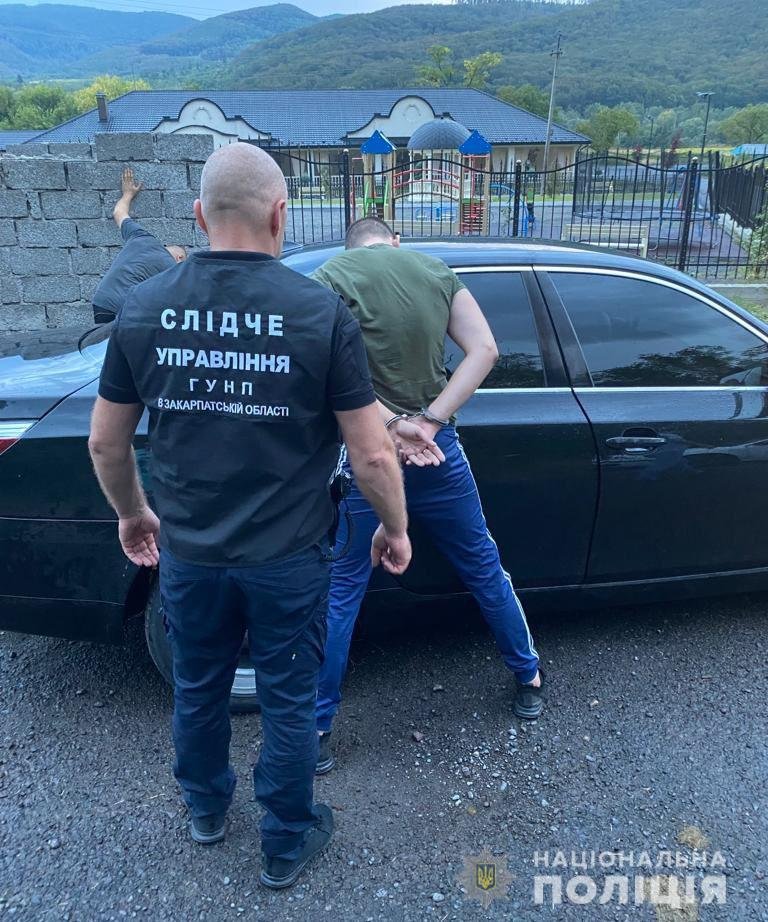 На Закарпатті затримала чоловіка,  який хотів переправити через кордон двох “ухилянтів”