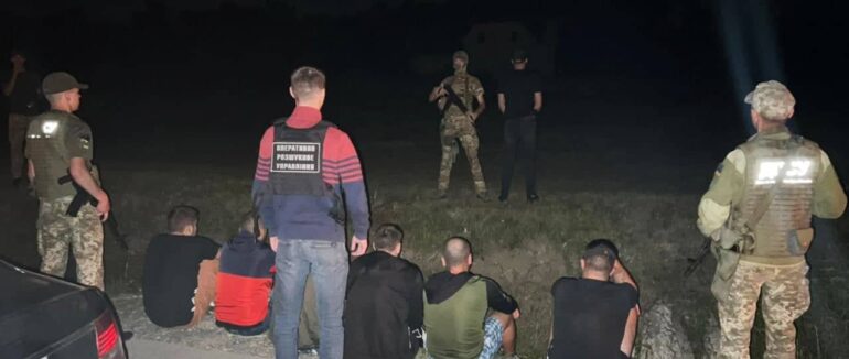 На Закарпатті жінка намагалася переправити через кордон 6 ухилянтів