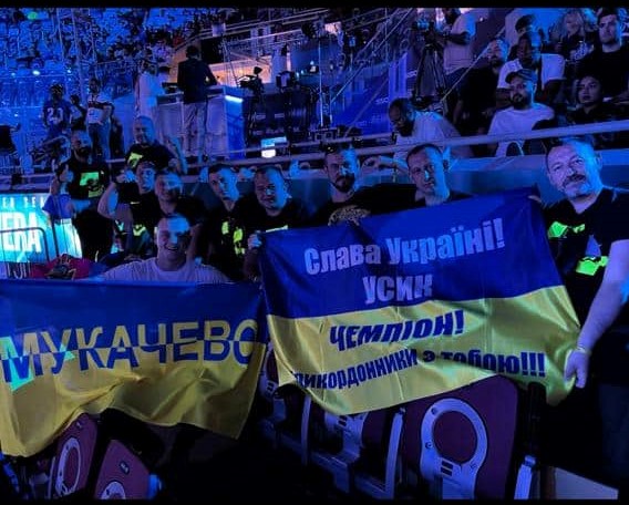 Мукачівці в Саудівській Аравії вболівають за українського боксера Олександра Усика (ФОТО, ВІДЕО)