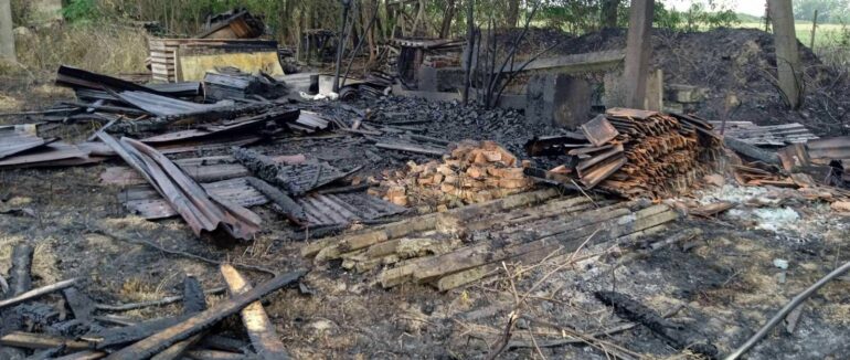 4 години на ліквідацію: на Ужгородщині люди з травою спалили і надвірну споруду (ФОТО)