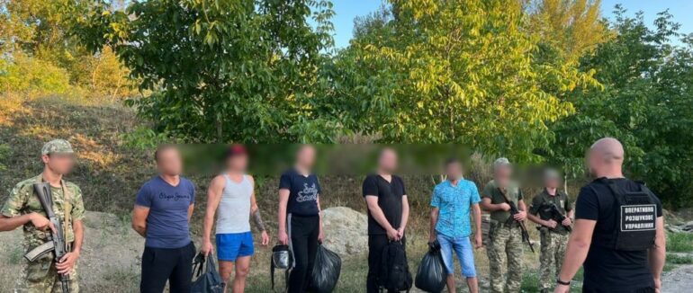 Хотіли переправити за кордон через річку: на Закарпатті затримали групу “ухилянтів”