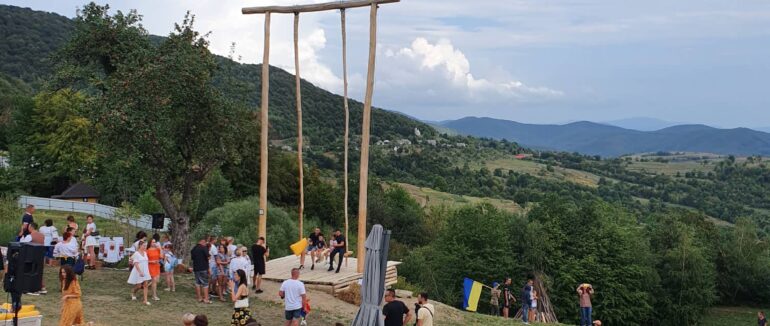 Національний рекорд України на Закарпатті: в с. Вільшинки зафіксували найвищу гойдалку