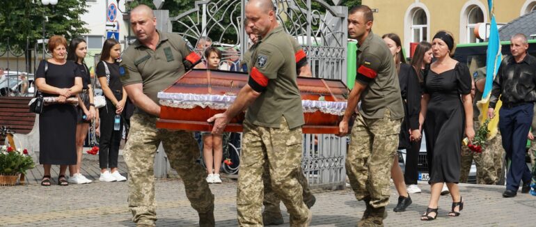 В Мукачеві прощалися з полеглим на війні Героєм