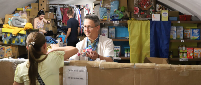 Набори до школи: для вимушених переселенців вкотре роздавали необхідне у “Совиному гнізді” Ужгорода