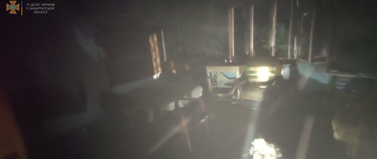 Пожежа поблизу Виноградова: В палаючому будинку ледь не загинув чоловік