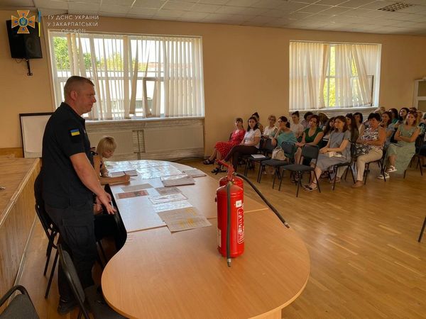 Правила безпеки: в Ужгороді рятувальники нагадали вчителям про поведінку під час повітряної тривоги