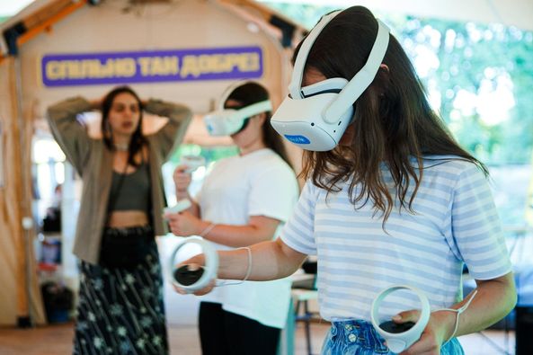 Віртуальна реальність біля Закарпатської ОВА: “Спільно Кемп” в Ужгороді продовжує дивувати дітей