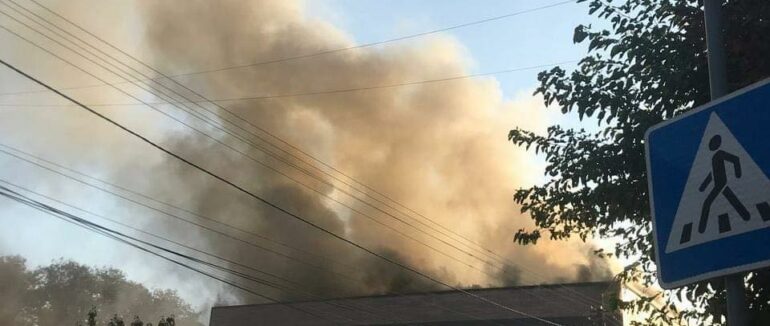 Дим на все місто: у Виноградові горить універмаг (ФОТО, ВІДЕО)