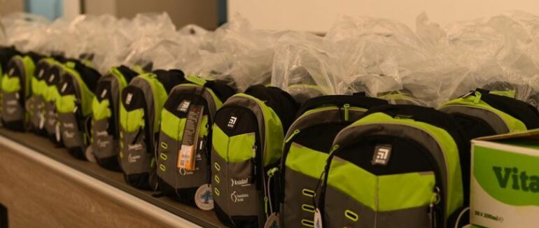 87 рюкзаків зі шкільним приладдям на Закарпатті області отримали майбутні першокласники