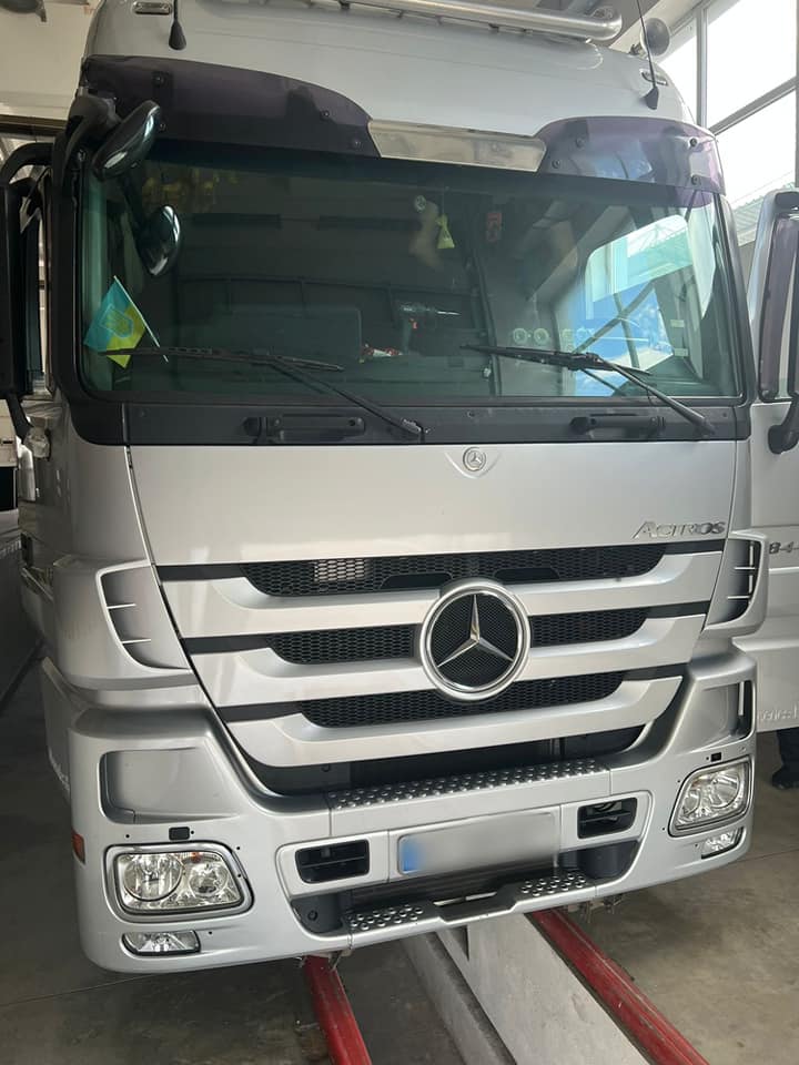 На ПП “Ужгород” у двох вантажівках виявили приховані сигарети на суму понад 1 100 000 гривень