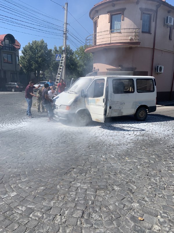 У Мукачеві посеред вулиці загорівся автомобіль (ФОТО, ВІДЕО)