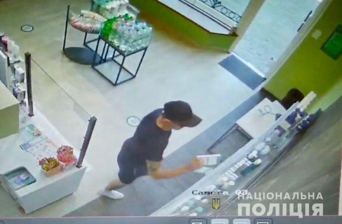 В Ужгороді чоловік обікрав аптеку