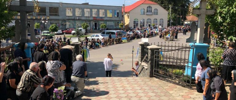 На Закарпатті провели в останню путь ще одного Героя
